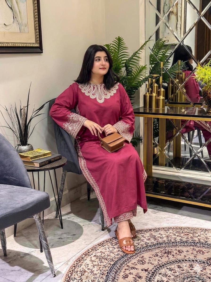 Umzay Premium Luxury Lawn 2PC Embroidered Unstitched Suit - DE-1025 (Maroon/Rose)