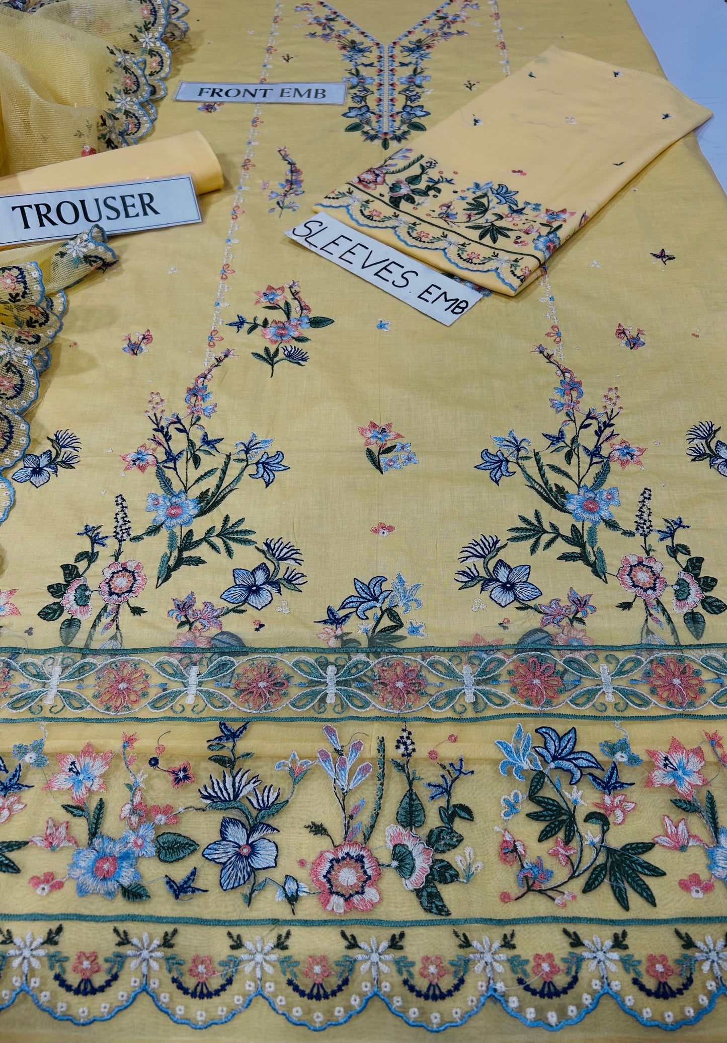 Batik trending Article